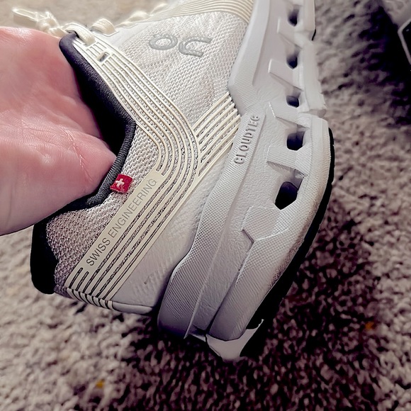 Women’s size 6.5 OnCloud CloudTec running shoe - Picture 3 of 3